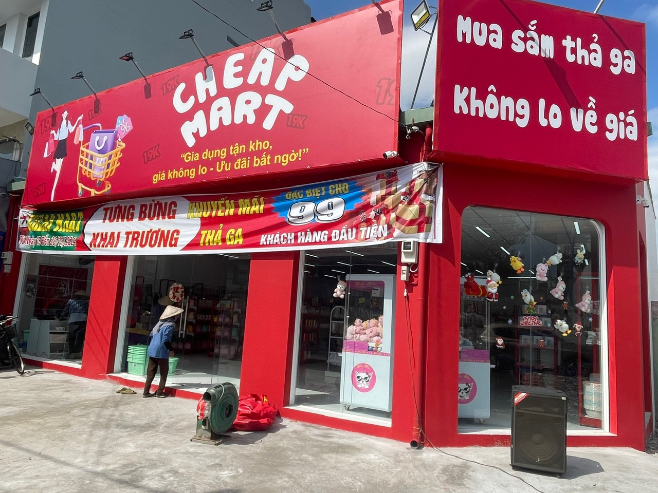 Siêu thị Cheap Mart được thiết kế theo phong cách hiện đại